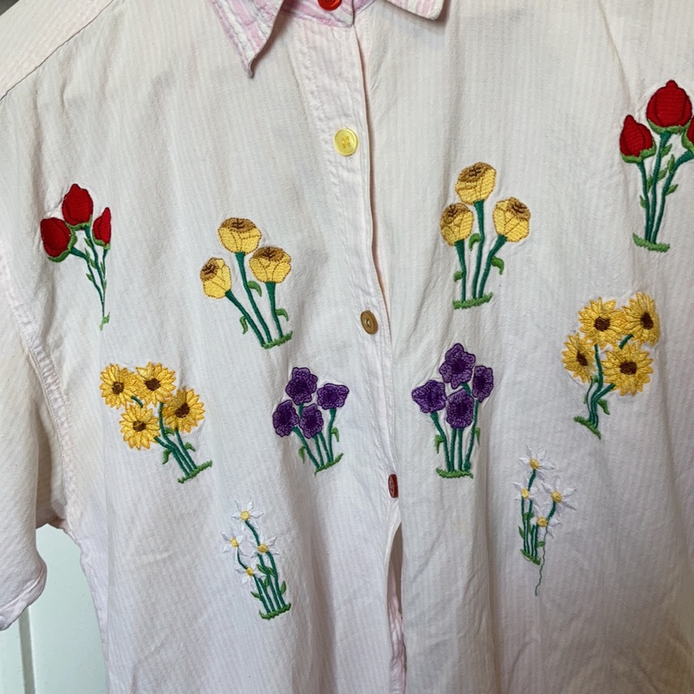 Vintage flower embroidered shortsleeved buttondown
